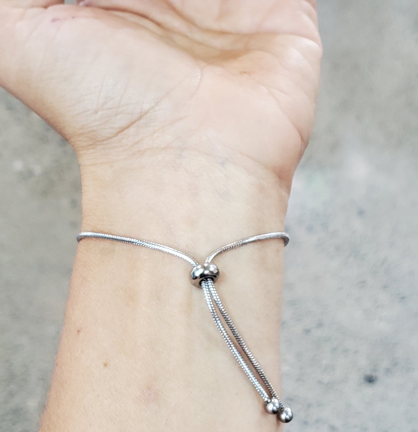 Bracelet ajustable hibiscus (saumon) - Bijoux Le fil d'Ariane