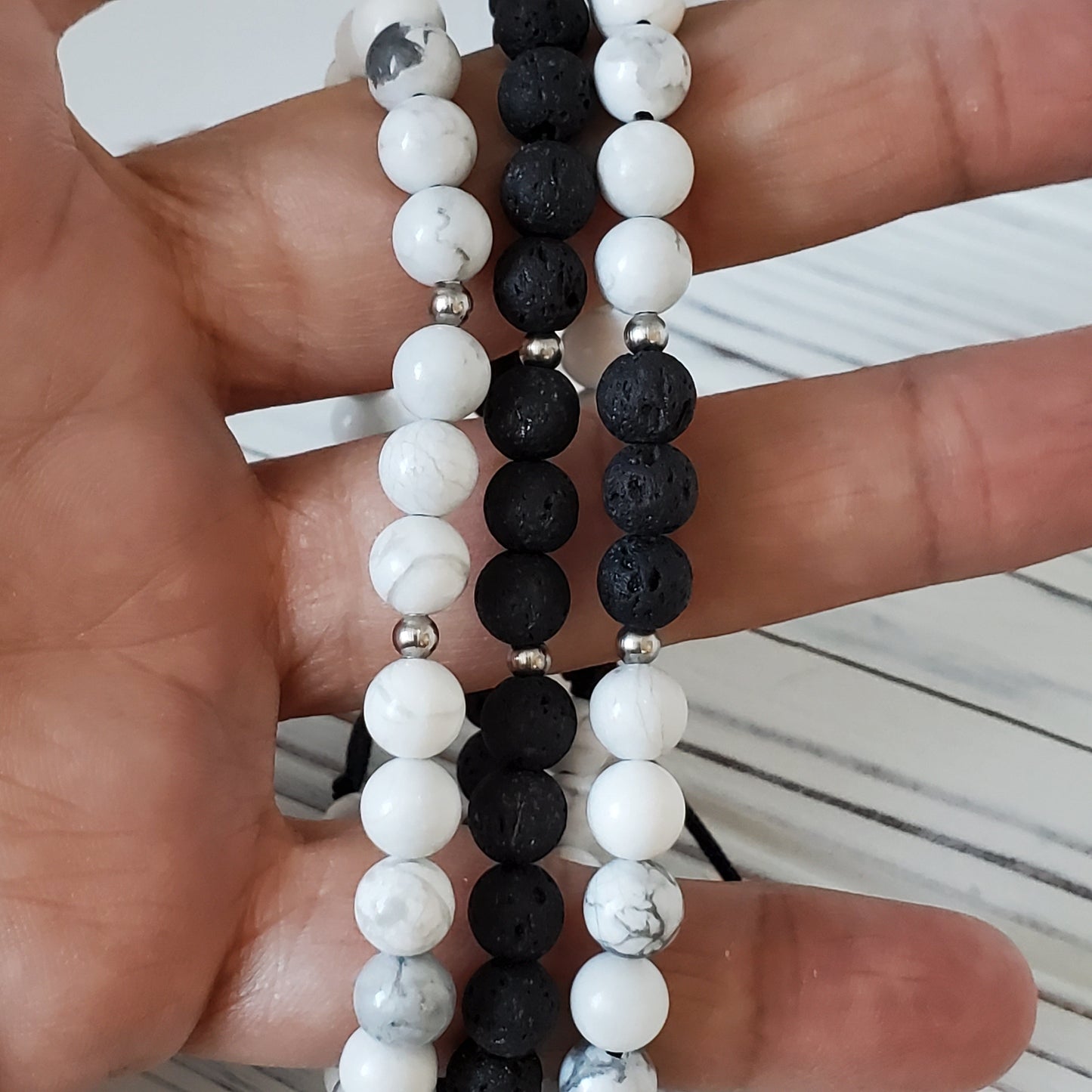 Bracelet de billes de pierre volcanique, ajustable - Bijoux Le fil d'Ariane