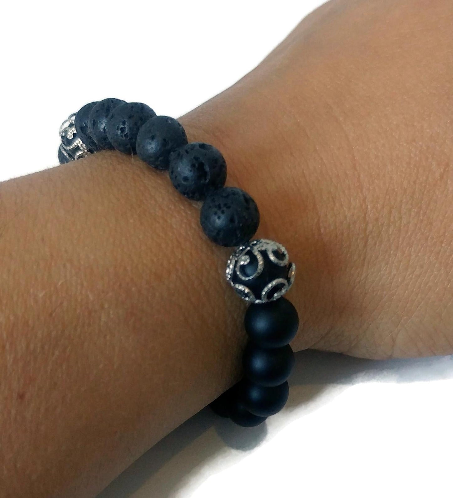 Bracelet de billes noires, avec pierres volcaniques - Bijoux Le fil d'Ariane