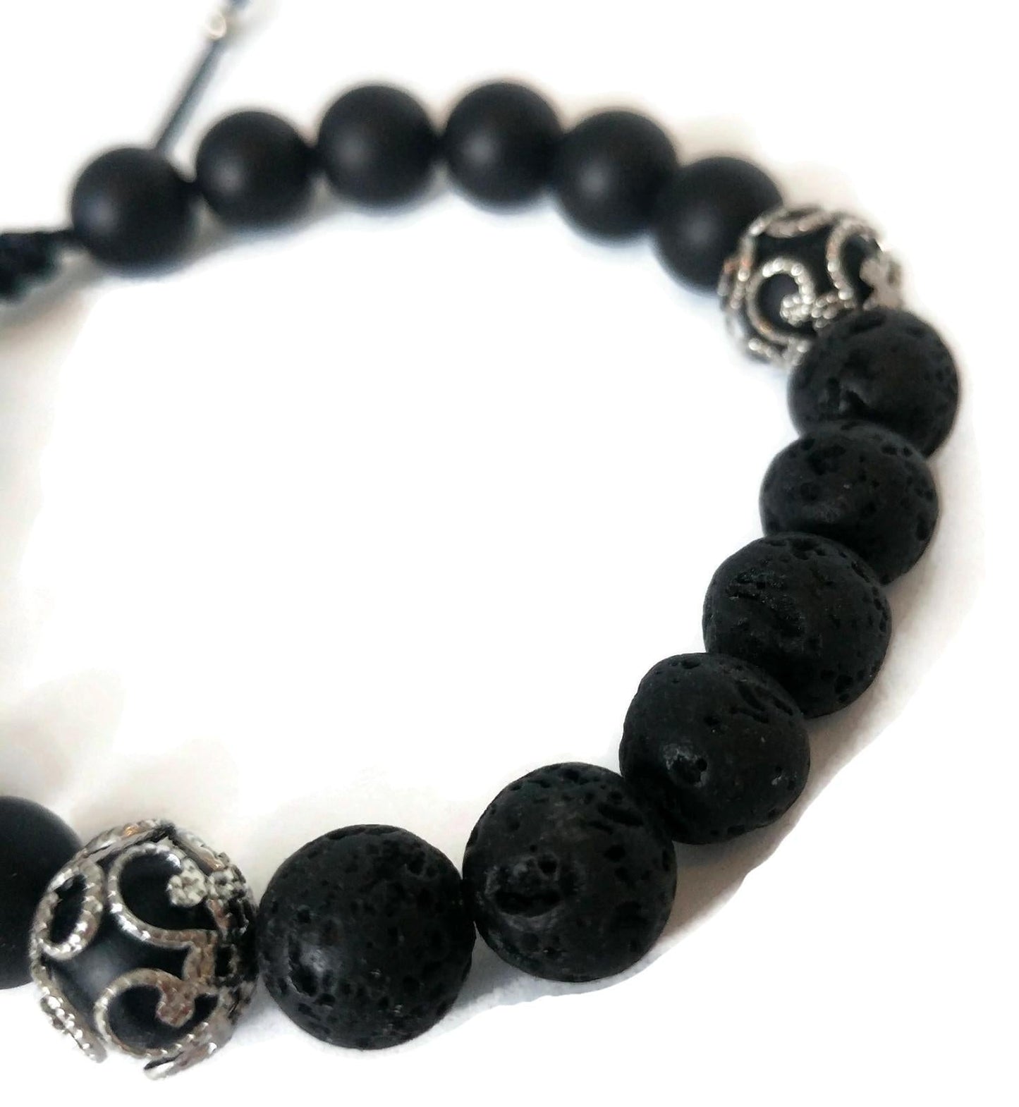 Bracelet de billes noires, avec pierres volcaniques - Bijoux Le fil d'Ariane