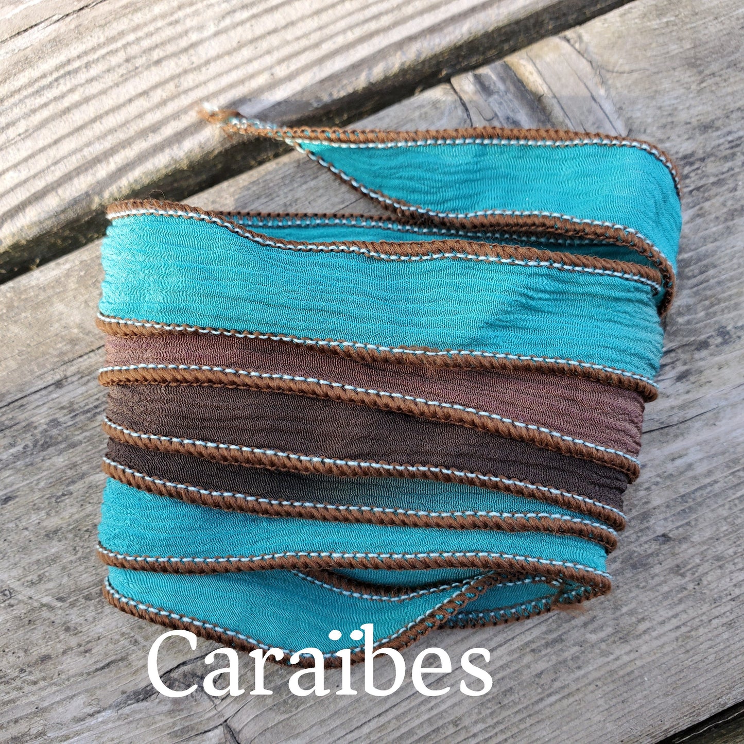 Bracelet de soie à enrouler, anneau de verre bleu, mat - Bijoux Le fil d'Ariane