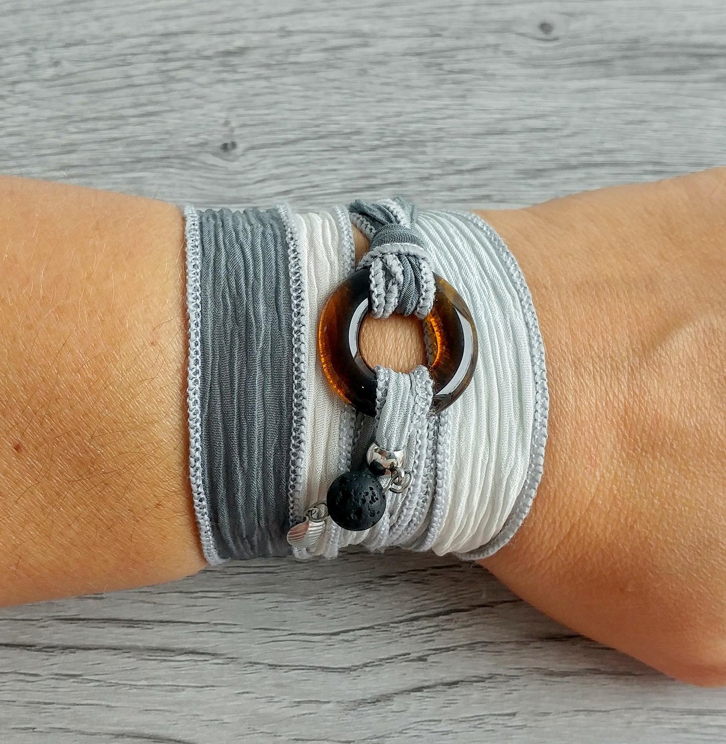 Bracelet de soie à enrouler, anneau de verre brun - Bijoux Le fil d'Ariane