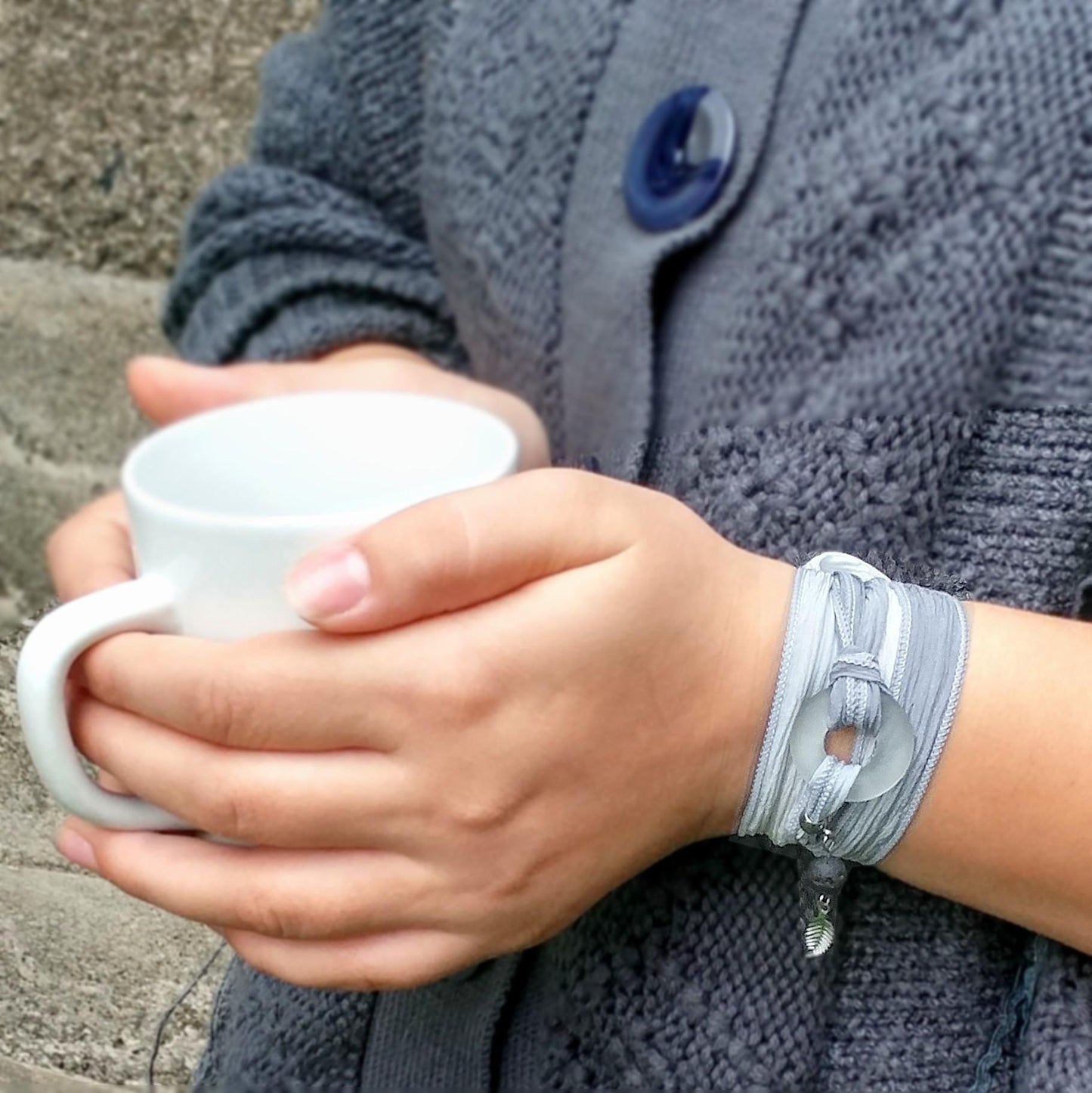 Bracelet de soie à enrouler, anneau de verre brun - Bijoux Le fil d'Ariane