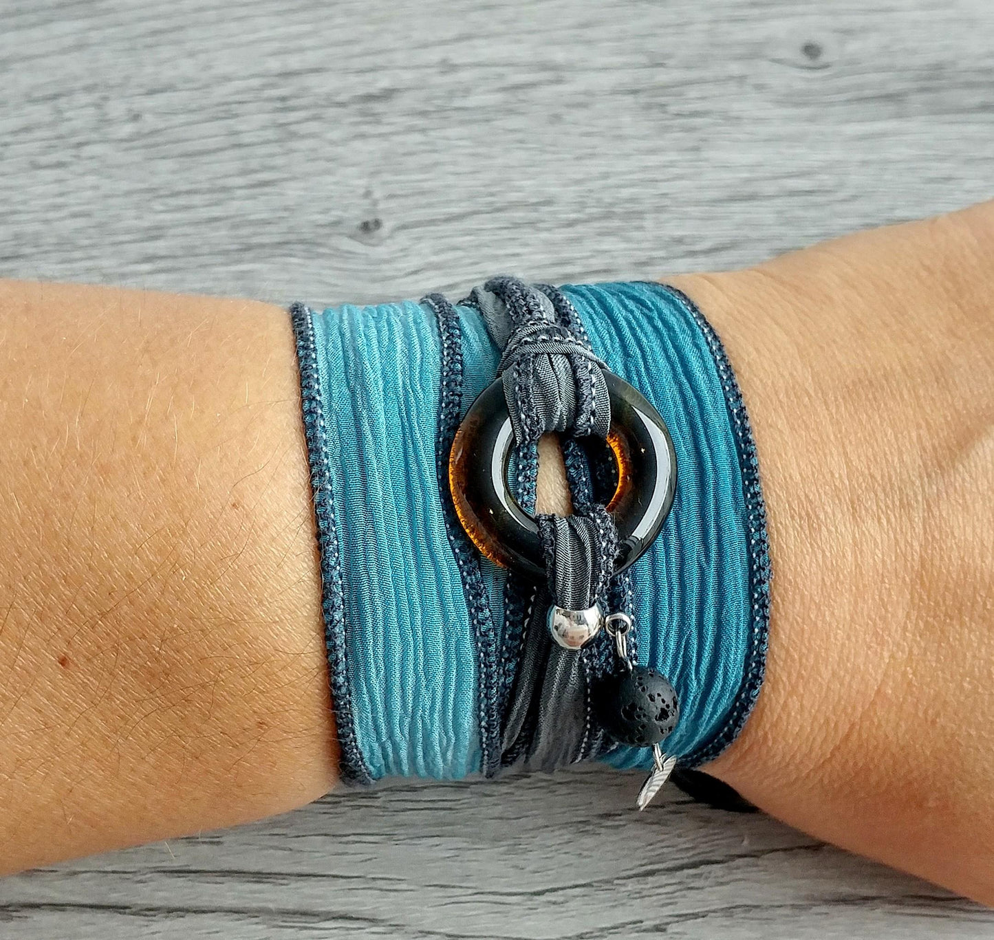 Bracelet de soie à enrouler, anneau de verre brun - Bijoux Le fil d'Ariane