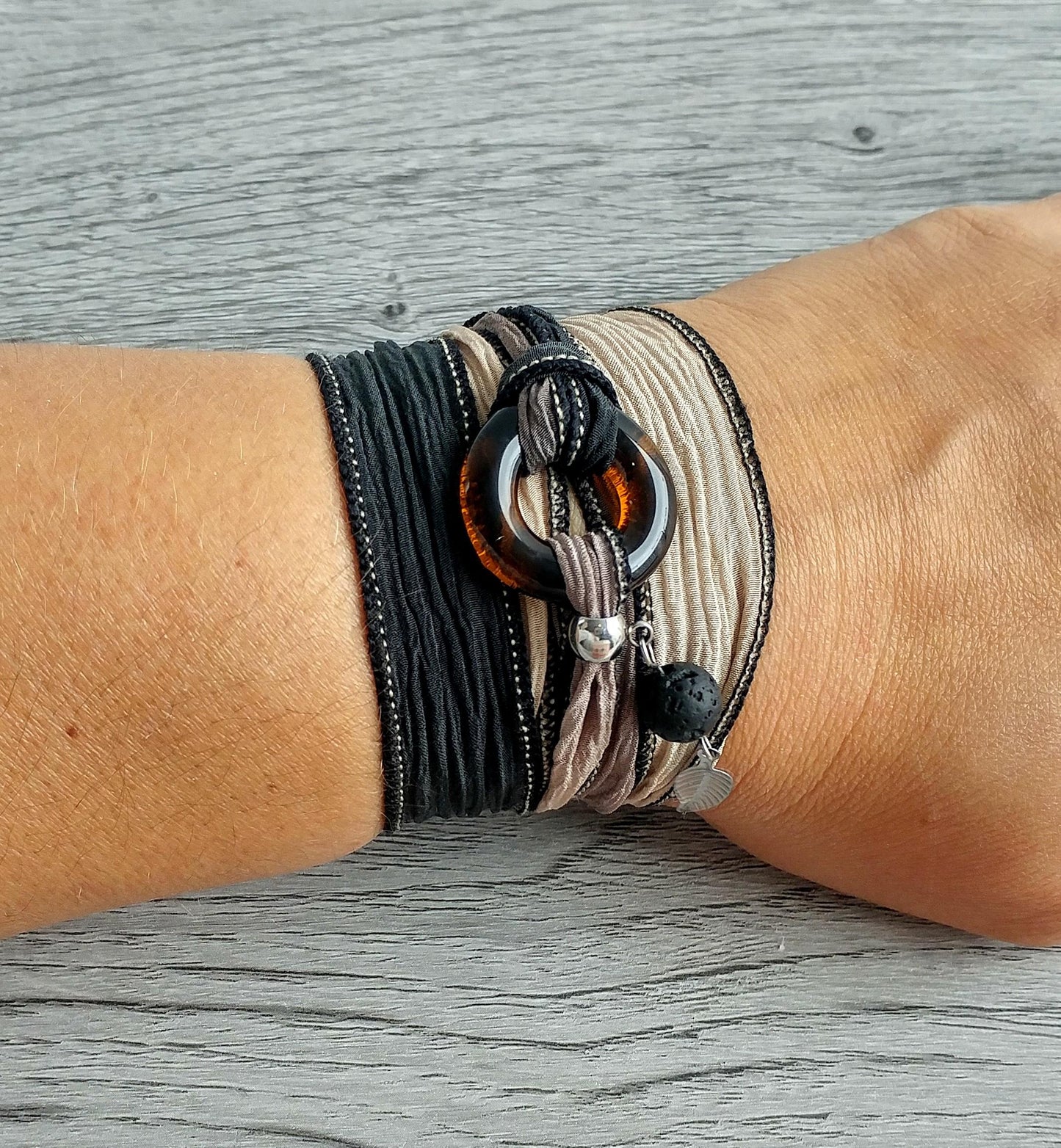 Bracelet de soie à enrouler, anneau de verre brun - Bijoux Le fil d'Ariane