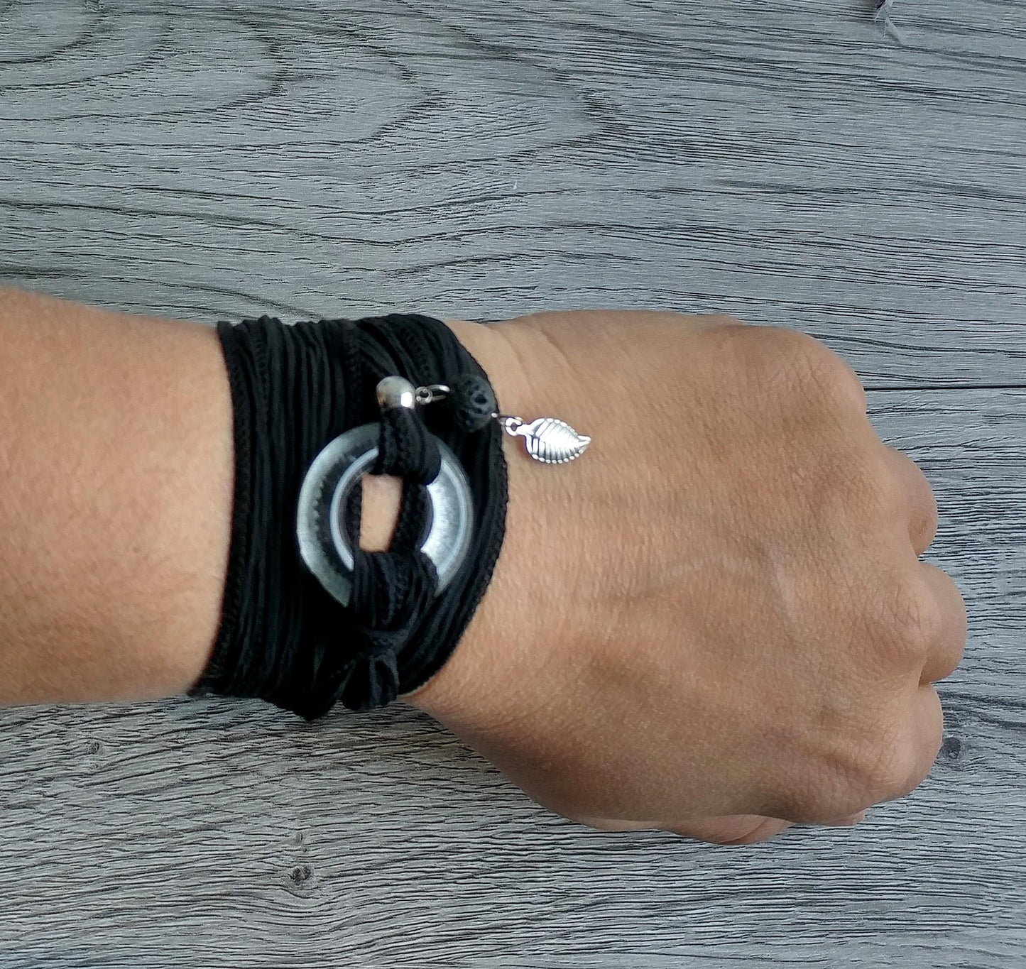 Bracelet de soie à enrouler, anneau de verre clair - Bijoux Le fil d'Ariane