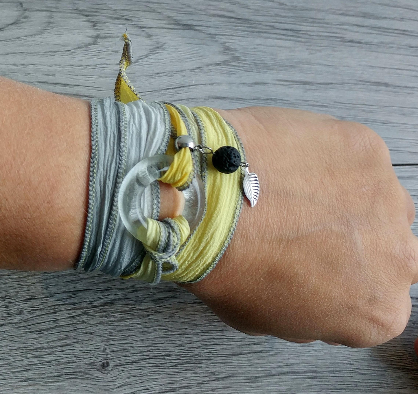 Bracelet de soie à enrouler, anneau de verre clair - Bijoux Le fil d'Ariane