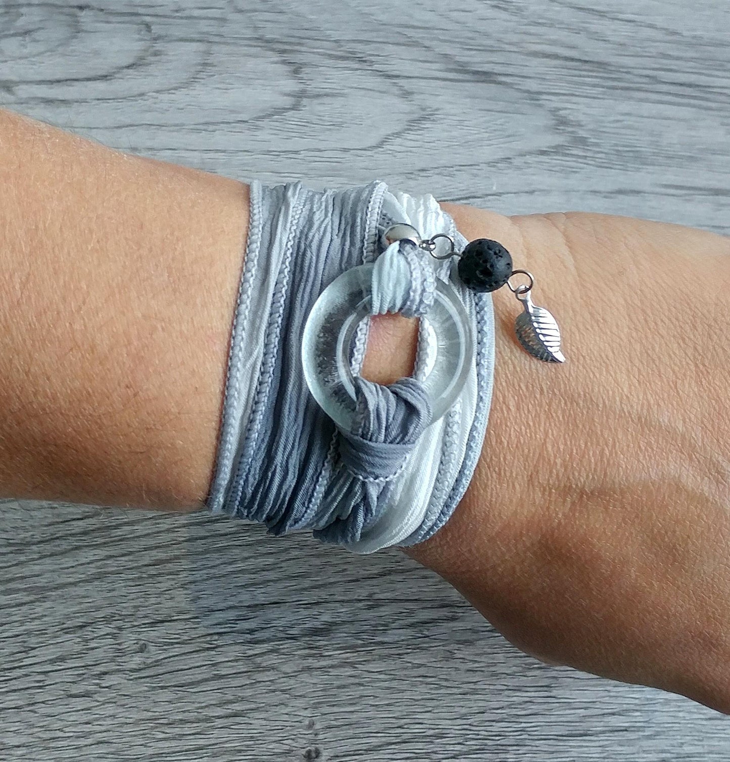 Bracelet de soie à enrouler, anneau de verre clair - Bijoux Le fil d'Ariane