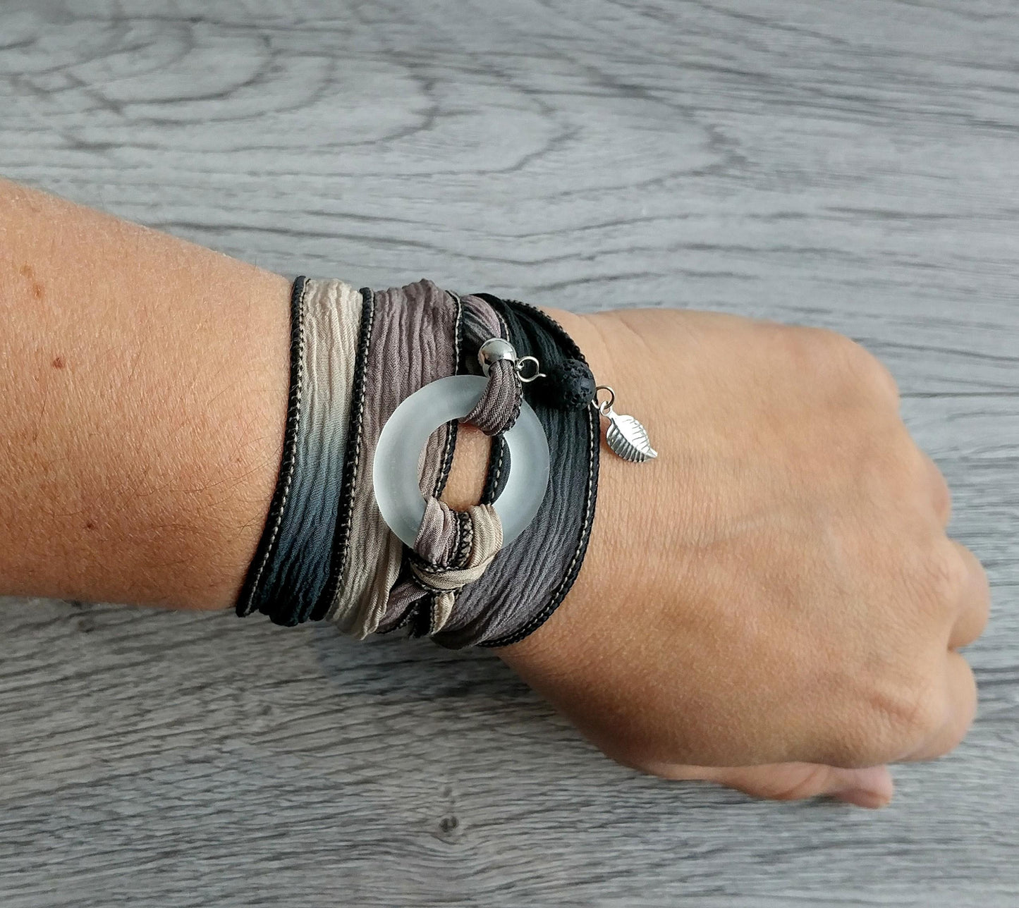 Bracelet de soie à enrouler, anneau de verre clair, mat - Bijoux Le fil d'Ariane