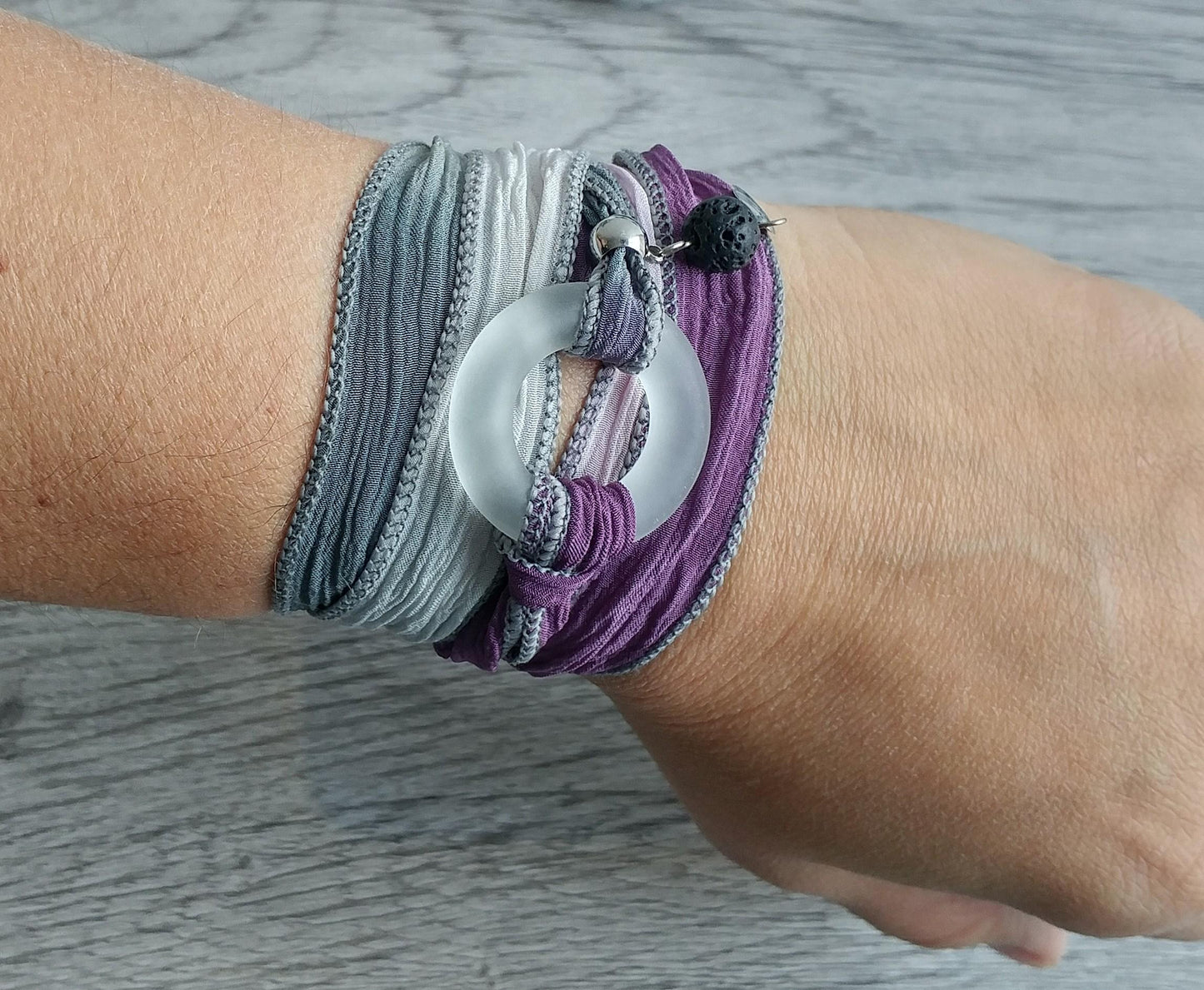 Bracelet de soie à enrouler, anneau de verre clair, mat - Bijoux Le fil d'Ariane