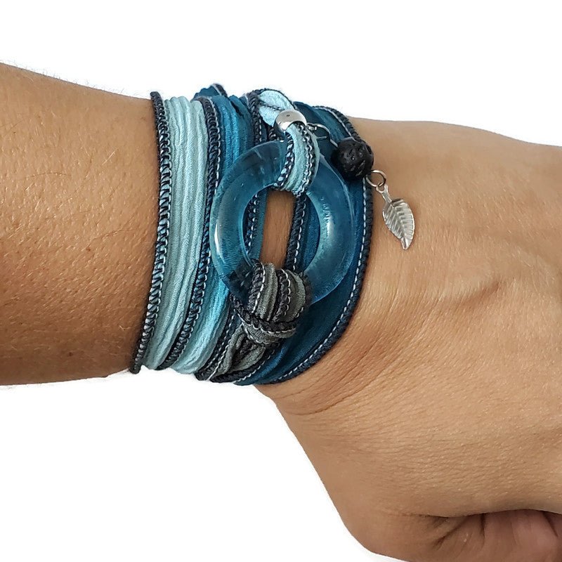 Bracelet de soie à enrouler, anneau de verre gin tonic - Bijoux Le fil d'Ariane