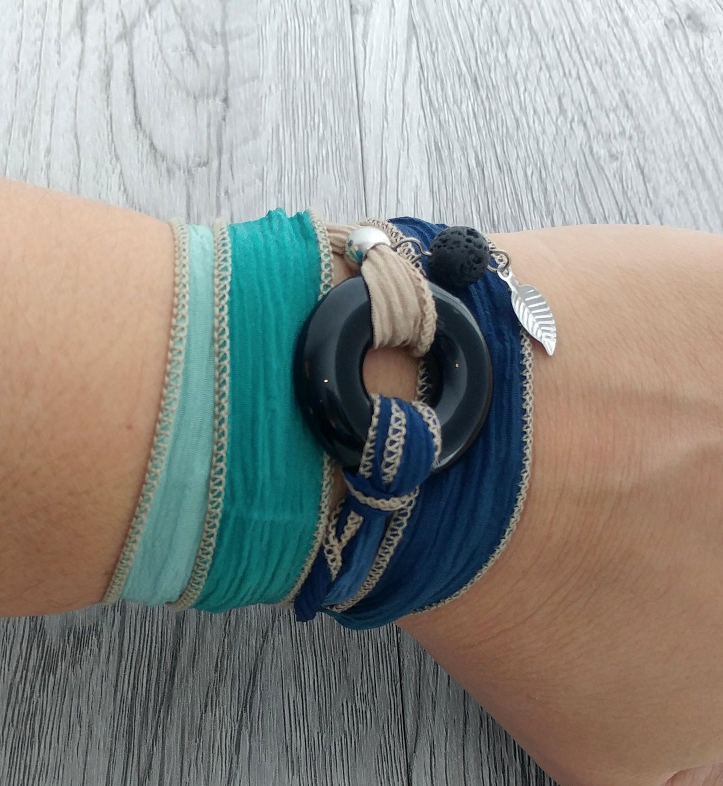 Bracelet de soie à enrouler, anneau de verre noir - Bijoux Le fil d'Ariane