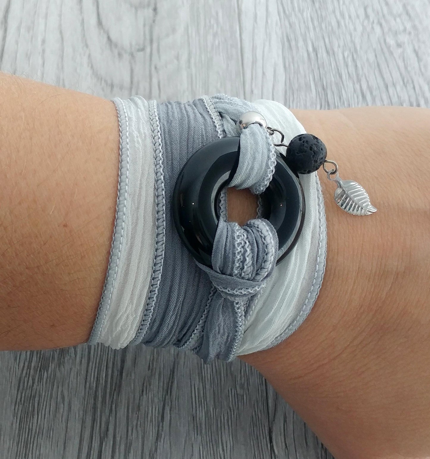 Bracelet de soie à enrouler, anneau de verre noir - Bijoux Le fil d'Ariane