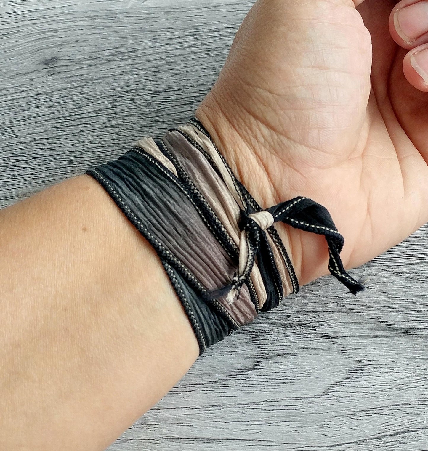 Bracelet de soie à enrouler, anneau de verre noir - Bijoux Le fil d'Ariane