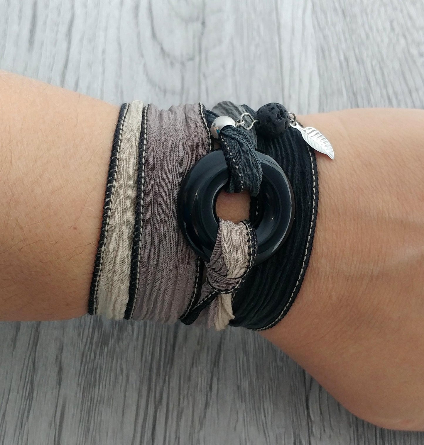 Bracelet de soie à enrouler, anneau de verre noir - Bijoux Le fil d'Ariane