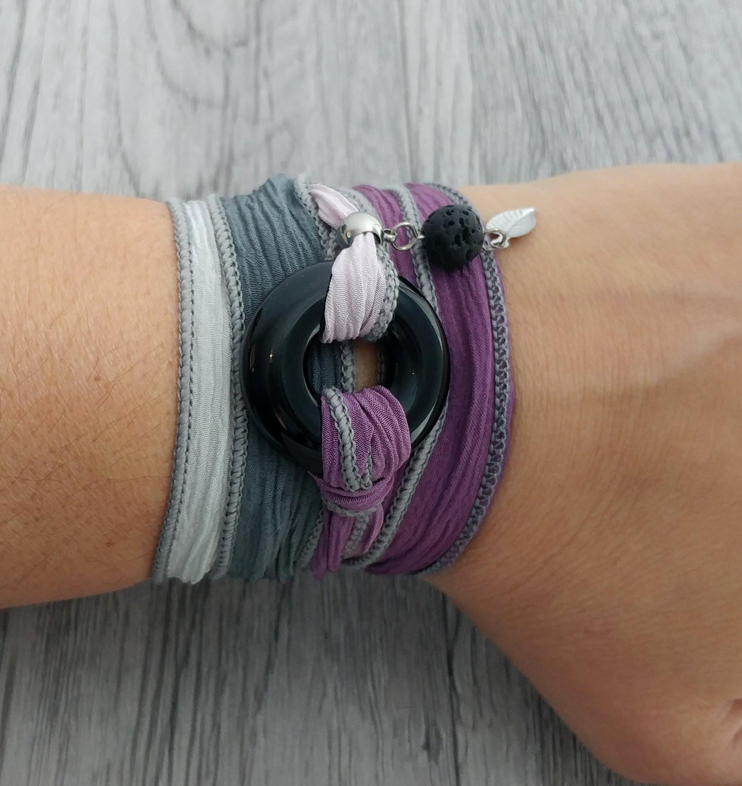 Bracelet de soie à enrouler, anneau de verre noir - Bijoux Le fil d'Ariane