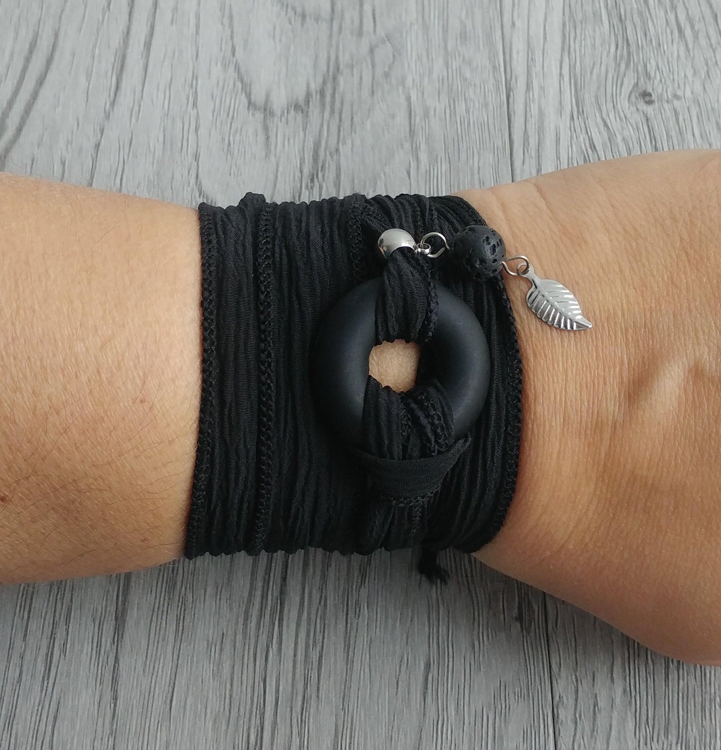 Bracelet de soie à enrouler, anneau de verre noir, mat - Bijoux Le fil d'Ariane