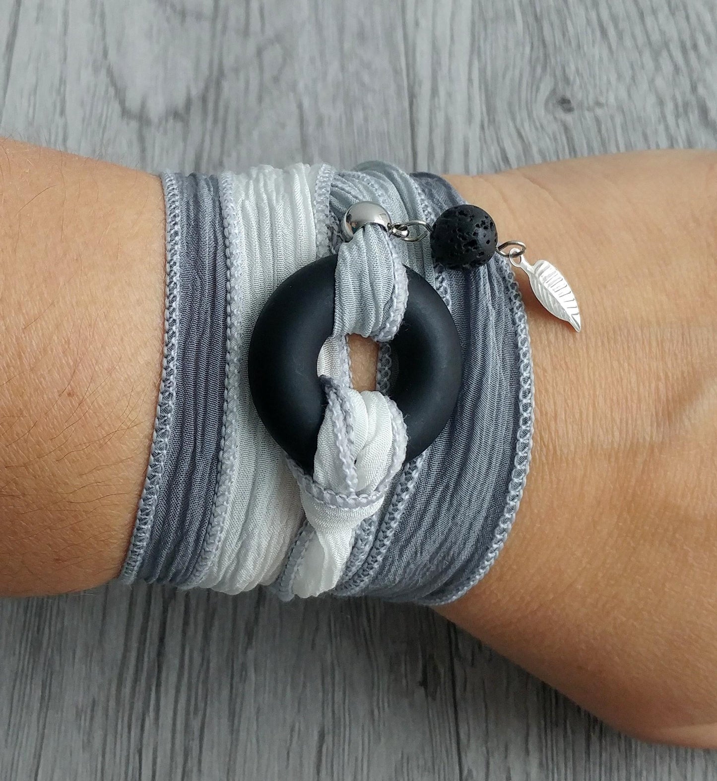 Bracelet de soie à enrouler, anneau de verre noir, mat - Bijoux Le fil d'Ariane