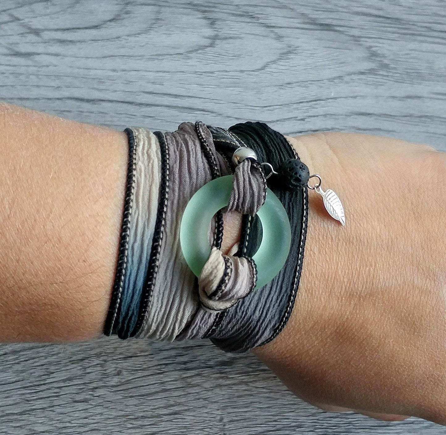 Bracelet de soie à enrouler, anneau de verre vert pâle, mat - Bijoux Le fil d'Ariane