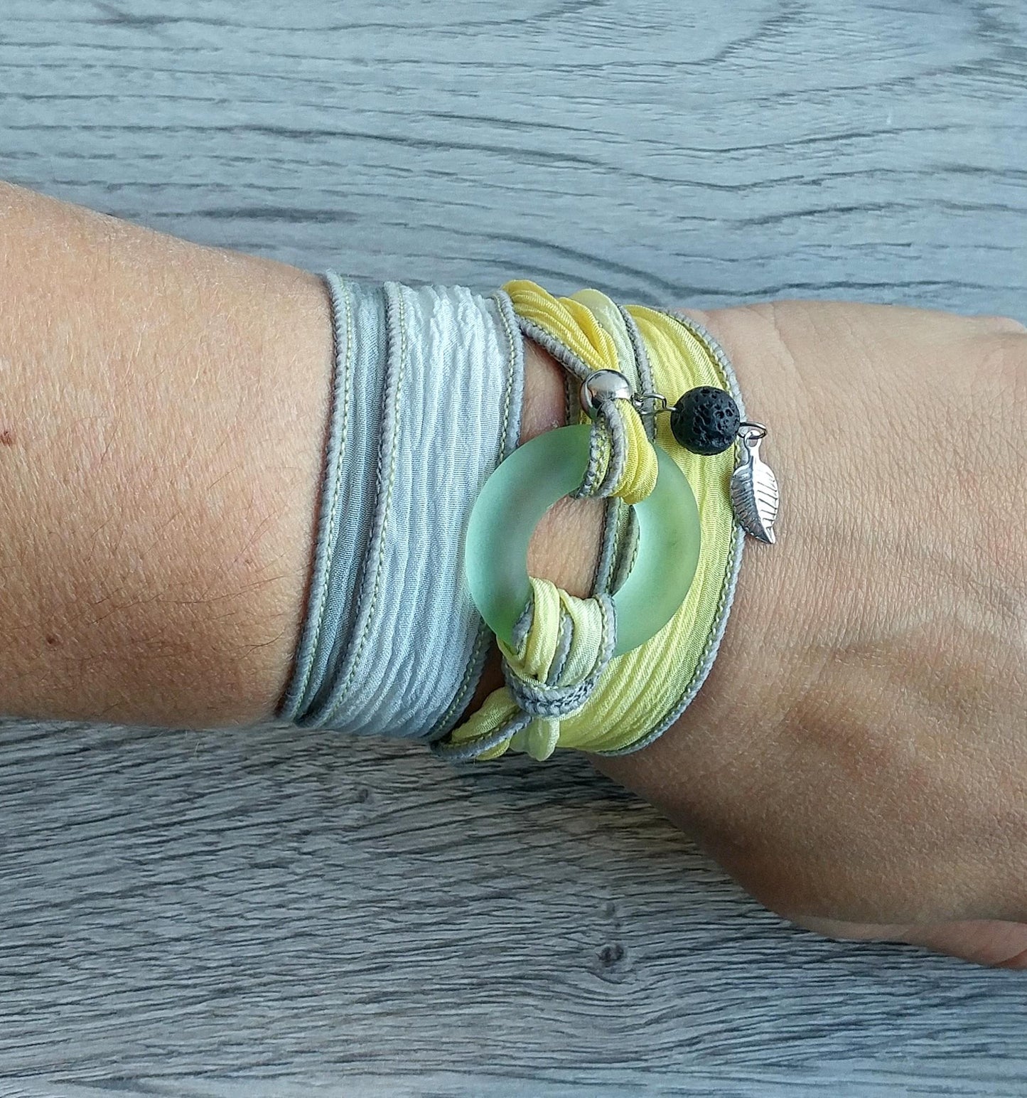 Bracelet de soie à enrouler, anneau de verre vert pâle, mat - Bijoux Le fil d'Ariane