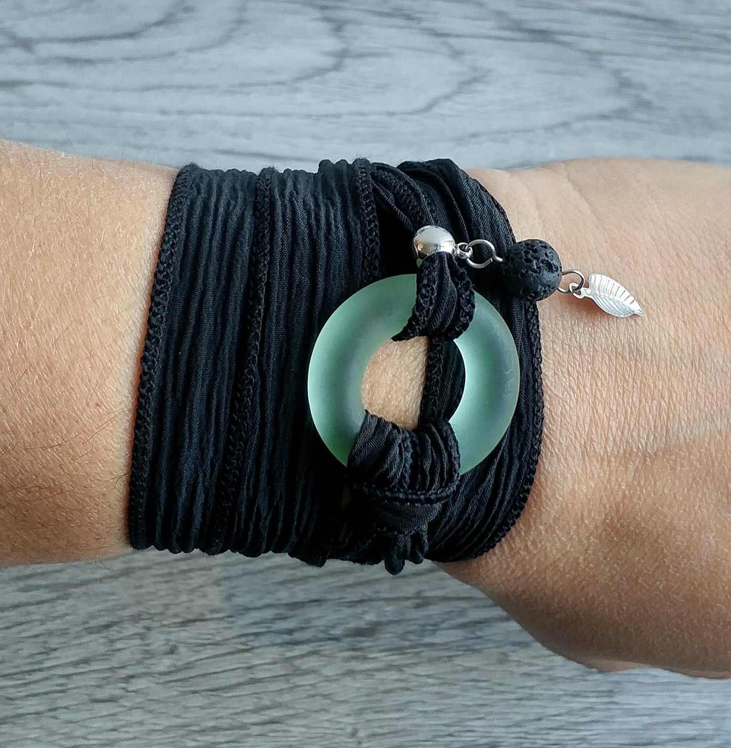 Bracelet de soie à enrouler, anneau de verre vert pâle, mat - Bijoux Le fil d'Ariane