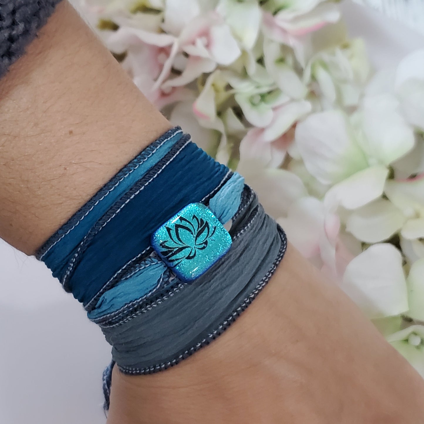 Bracelet de soie à enrouler, et breloque lotus - Bijoux Le fil d'Ariane