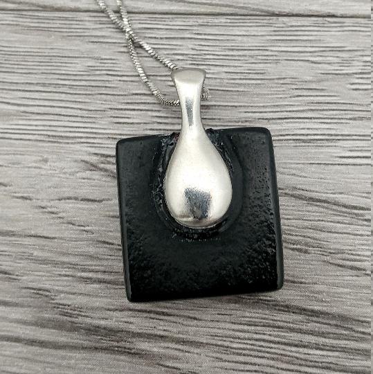 Collier balle de laine, carré en verre fusion - Bijoux Le fil d'Ariane