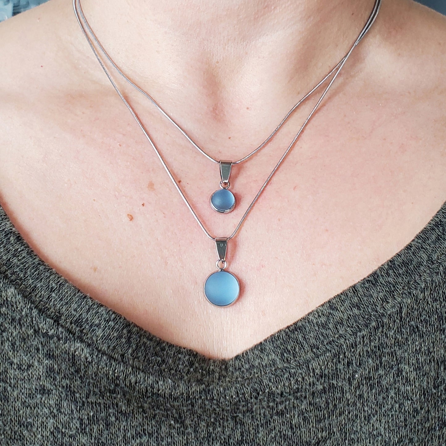 Collier cabochon, bleu foncé mat, verre recyclé - Bijoux Le fil d'Ariane