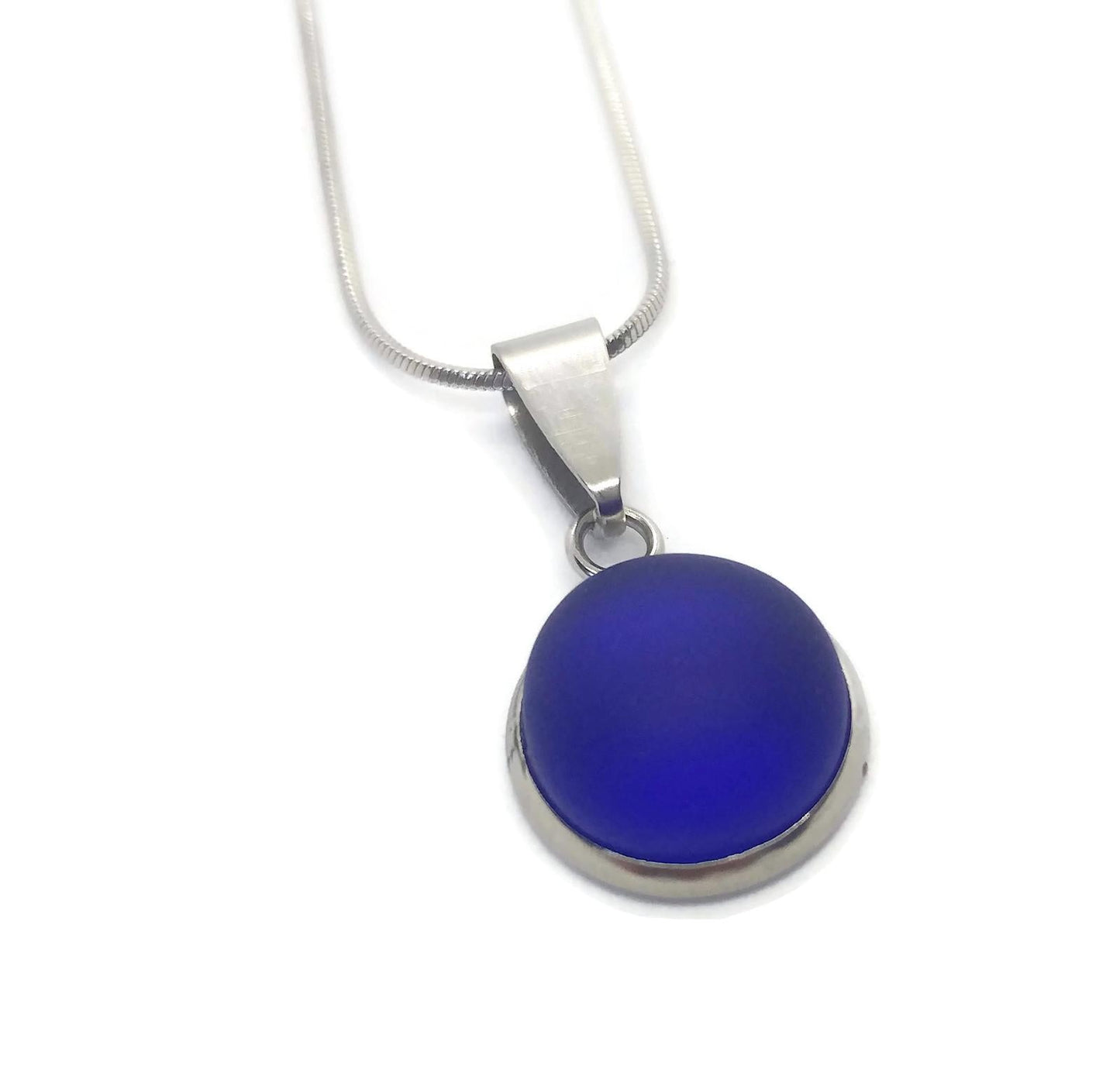 Collier cabochon, bleu foncé mat, verre recyclé - Bijoux Le fil d'Ariane