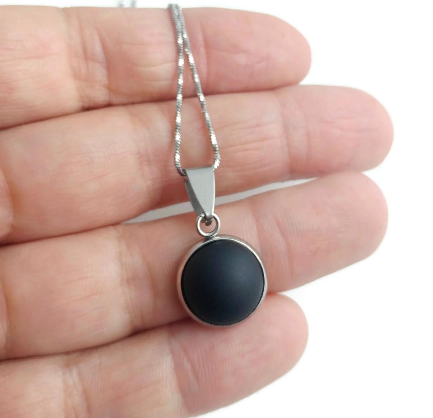 Collier cabochon, noir mat, verre recyclé - Bijoux Le fil d'Ariane