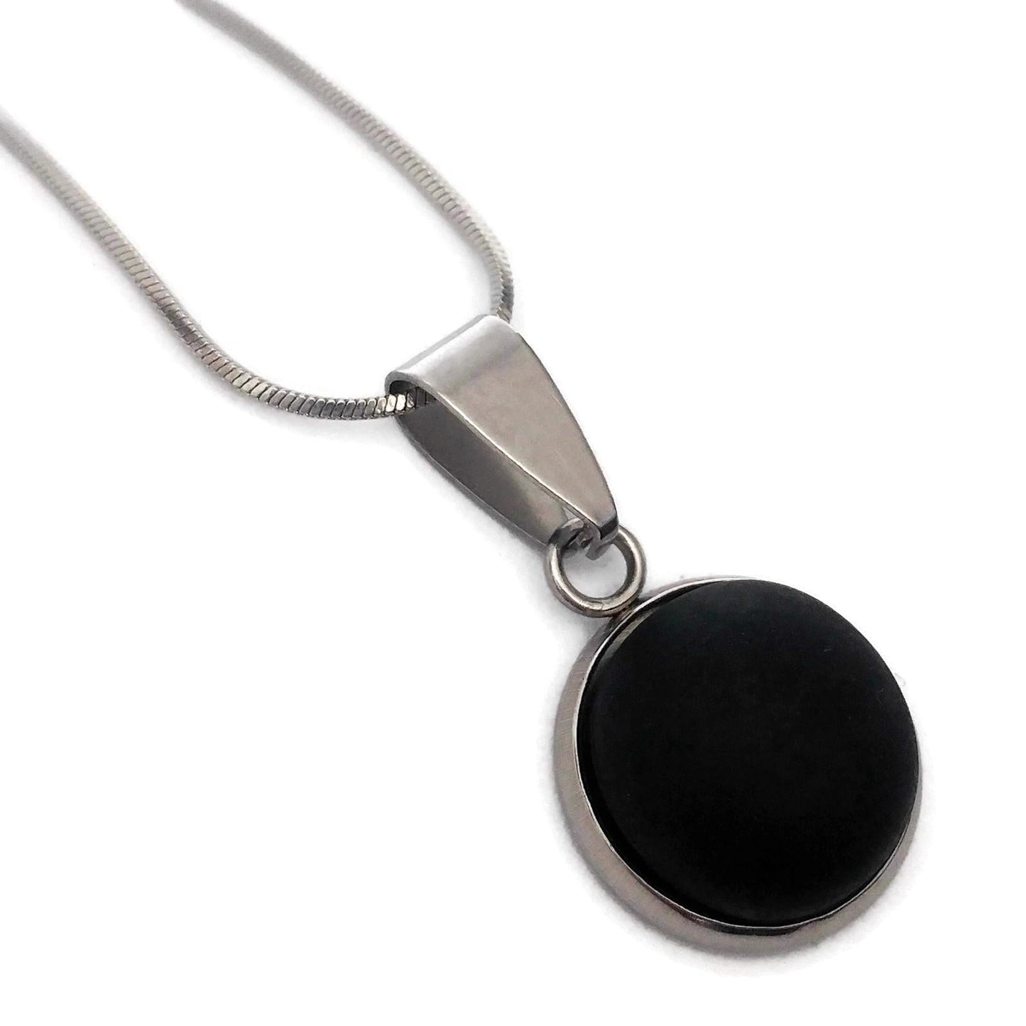 Collier cabochon, noir mat, verre recyclé - Bijoux Le fil d'Ariane