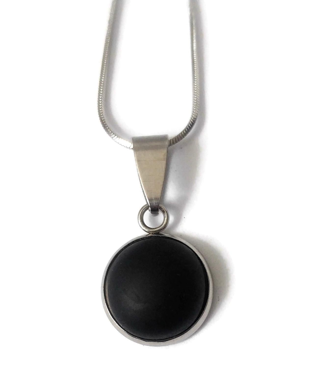 Collier cabochon, noir mat, verre recyclé - Bijoux Le fil d'Ariane