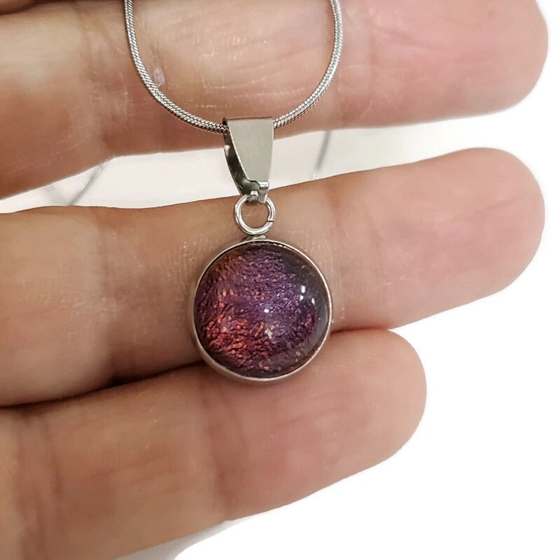 Collier cabochon, rouge-prune, verre fusion - Bijoux Le fil d'Ariane