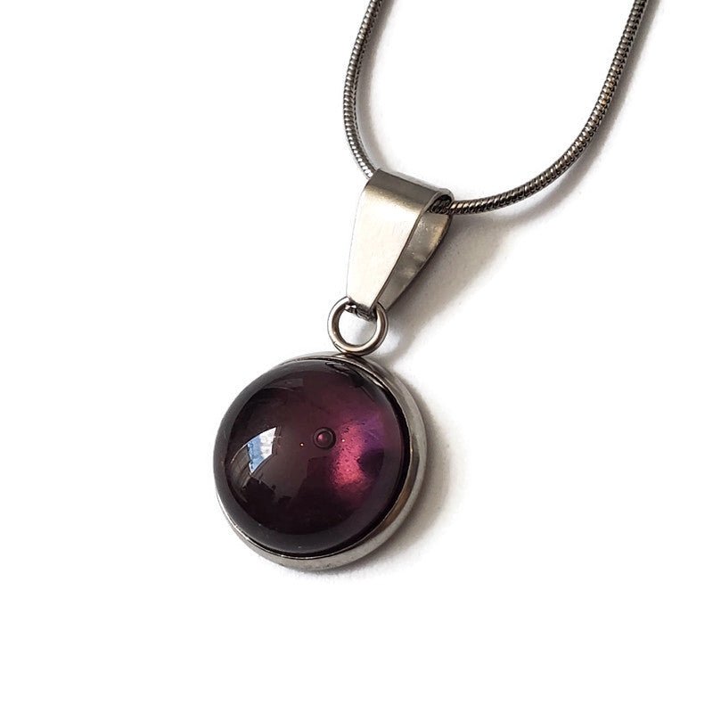 Collier cabochon, Solstice lustré (mauve), verre recyclé - Bijoux Le fil d'Ariane