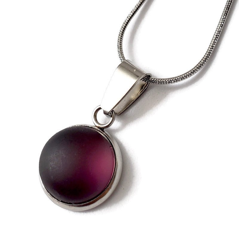 Collier cabochon, Solstice mat (mauve), verre recyclé - Bijoux Le fil d'Ariane