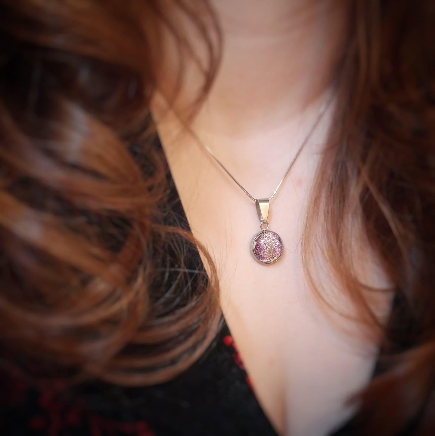 Collier cabochon, Solstice mat (mauve), verre recyclé - Bijoux Le fil d'Ariane