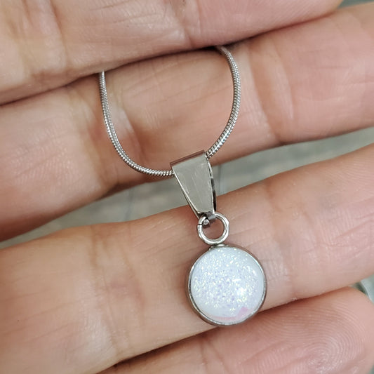 Collier cabochon, vert-doré et blanc, verre fusion - Bijoux Le fil d'Ariane