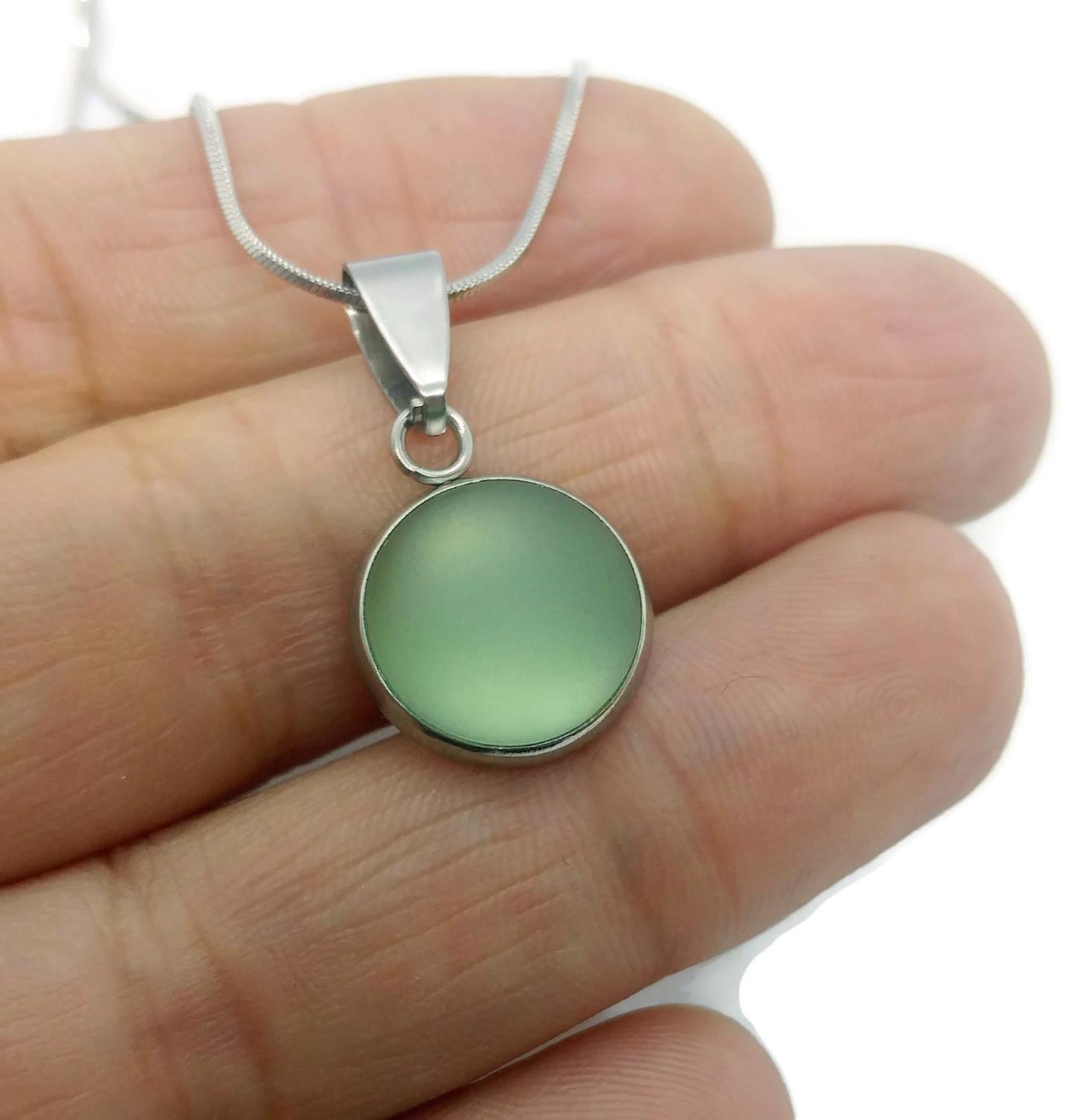 Collier cabochon, vert mat, verre recyclé - Bijoux Le fil d'Ariane