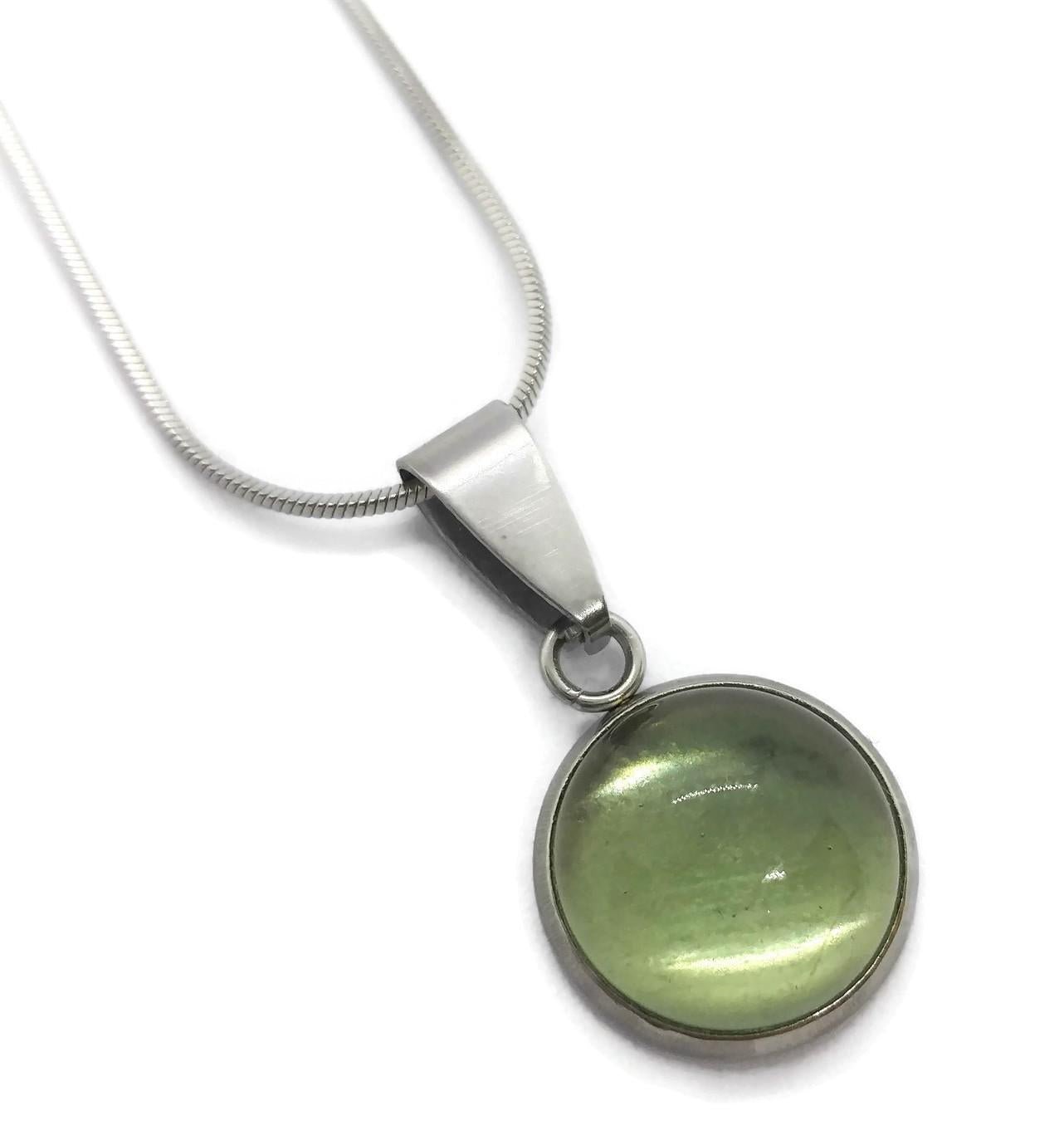 Collier cabochon, vert pâle, verre recyclé - Bijoux Le fil d'Ariane