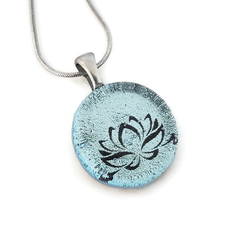 Lotus flower necklace, round in fused glass – Bijoux Le fil d'Ariane