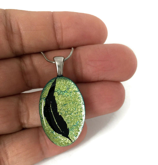Collier plume, verre fusion, ovale et vert-doré - Bijoux Le fil d'Ariane