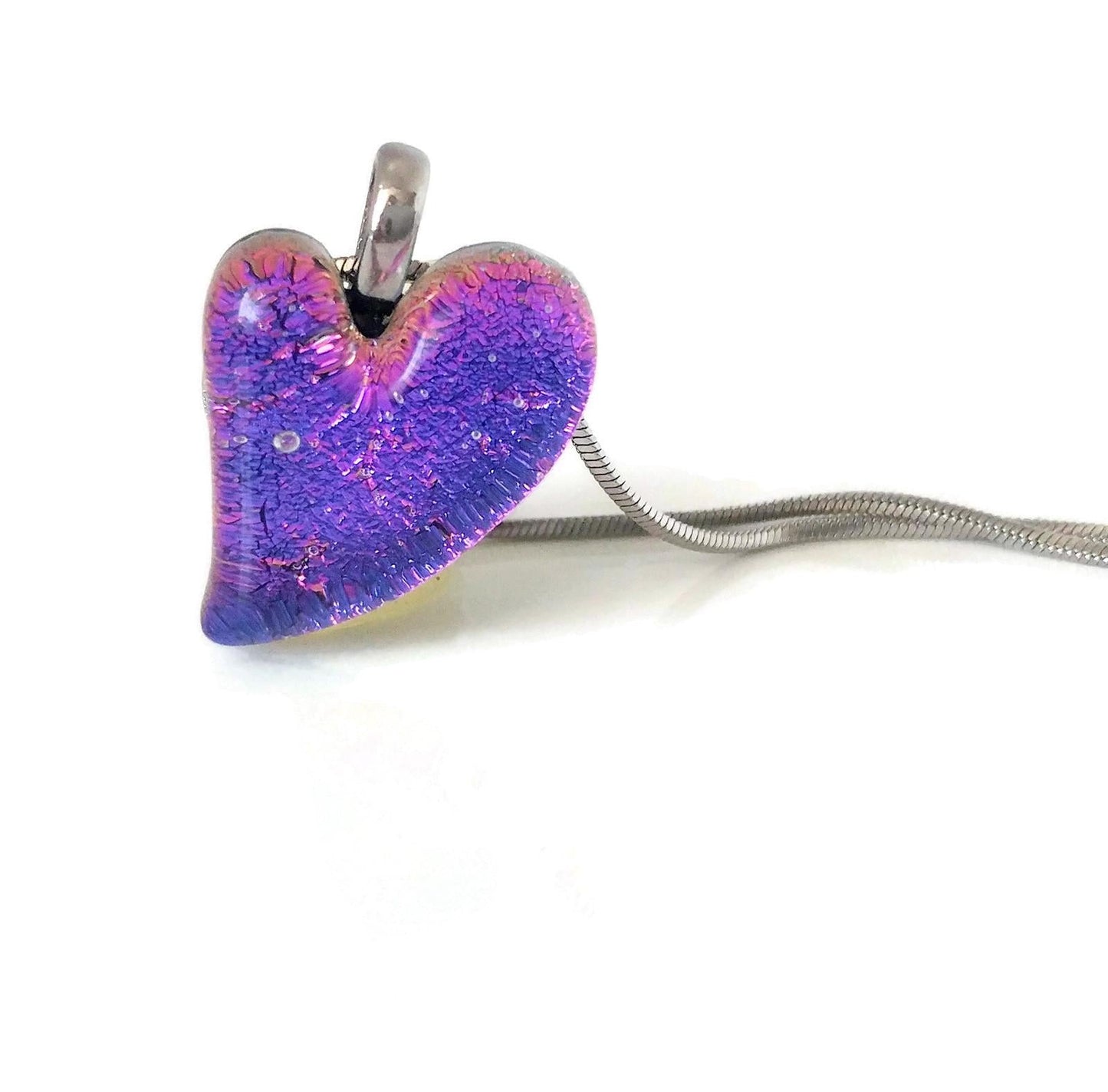 Mini coeur, mauve avec reflets bleus, verre fusion - Bijoux Le fil d'Ariane