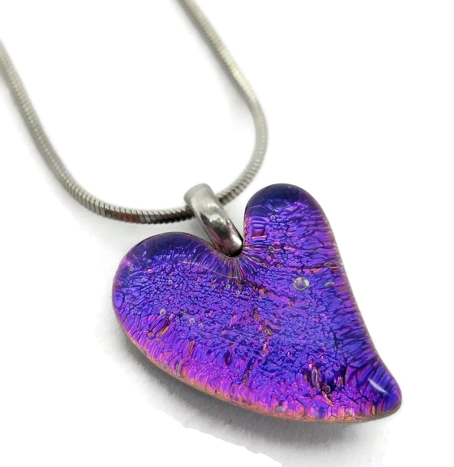 Mini coeur, mauve avec reflets bleus, verre fusion - Bijoux Le fil d'Ariane