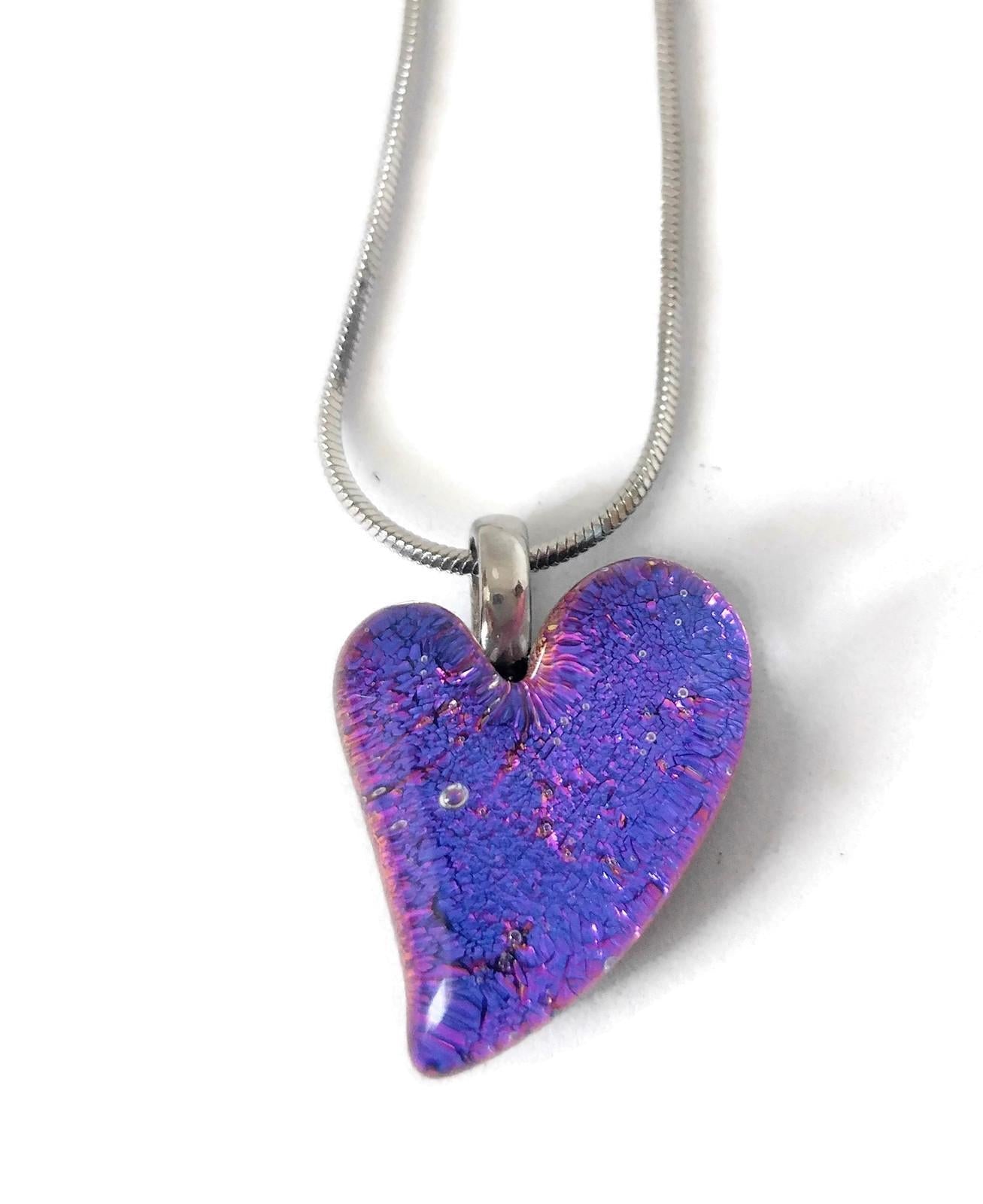 Mini coeur, mauve avec reflets bleus, verre fusion - Bijoux Le fil d'Ariane