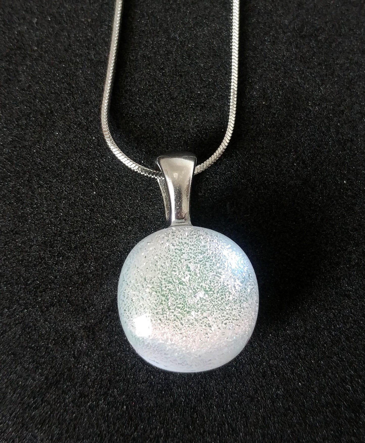 Mini pendentif, blanc et rose pâle verre fusion - Bijoux Le fil d'Ariane