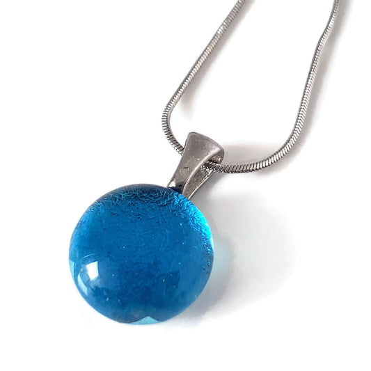 Mini pendentif, bleu transparent verre fusion - Bijoux Le fil d'Ariane