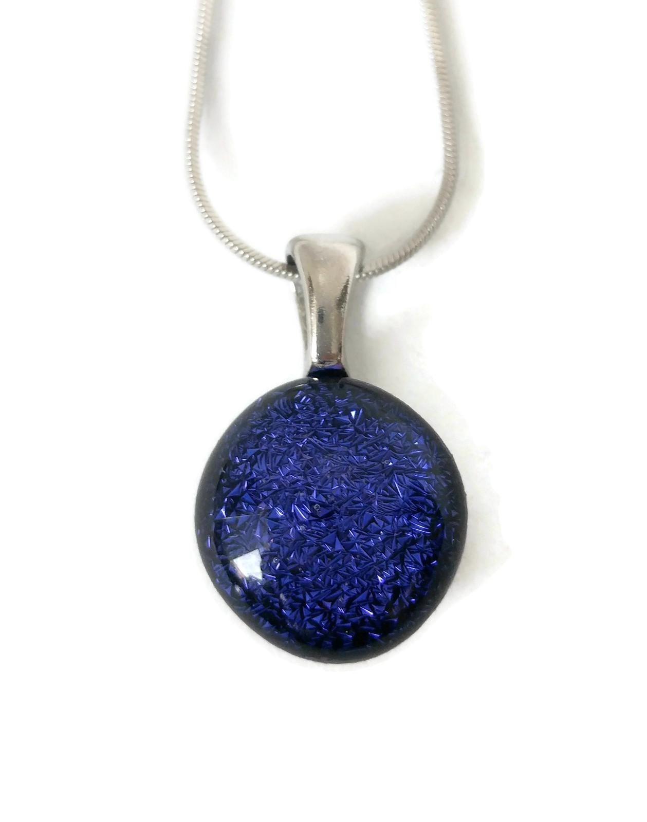 Mini pendentif, bleu-violet foncé, verre fusion - Bijoux Le fil d'Ariane