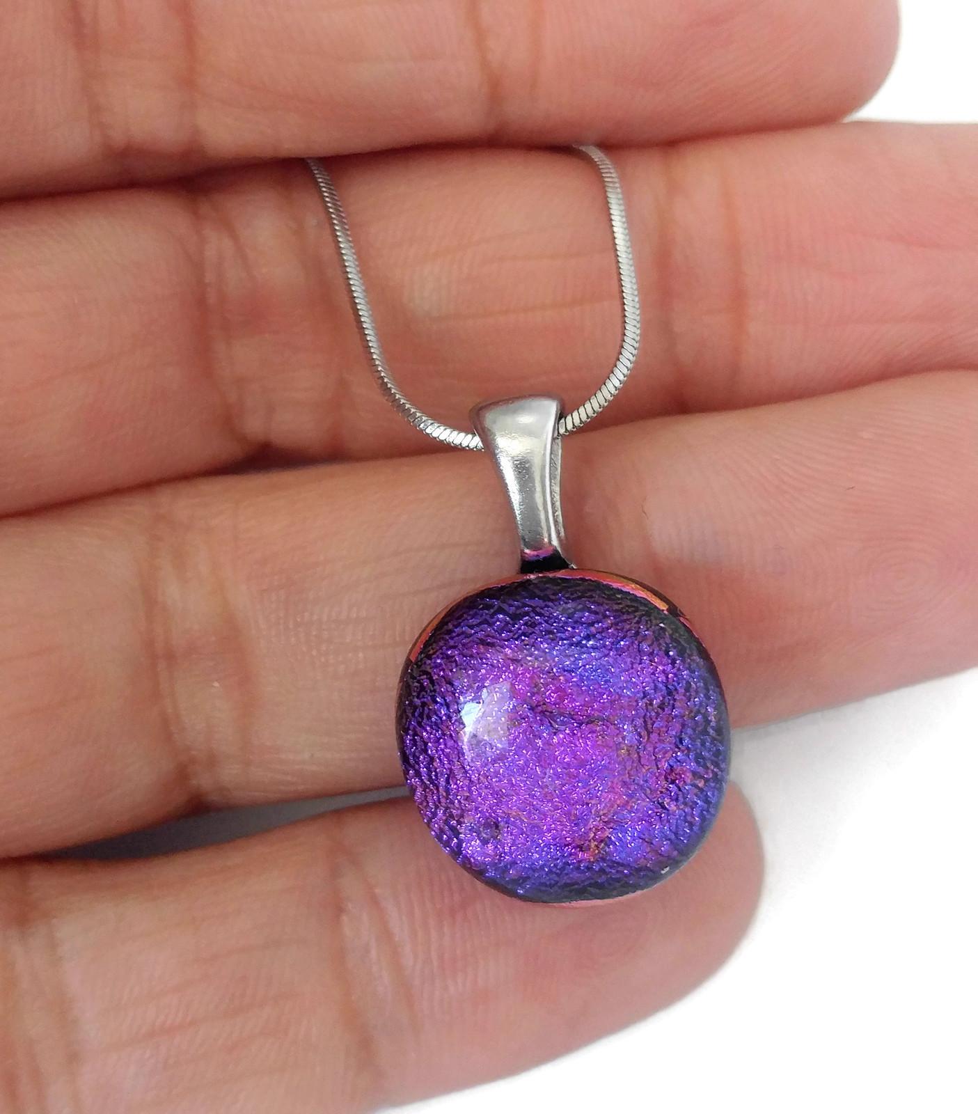 Mini pendentif, mauve-bleu, verre fusion - Bijoux Le fil d'Ariane