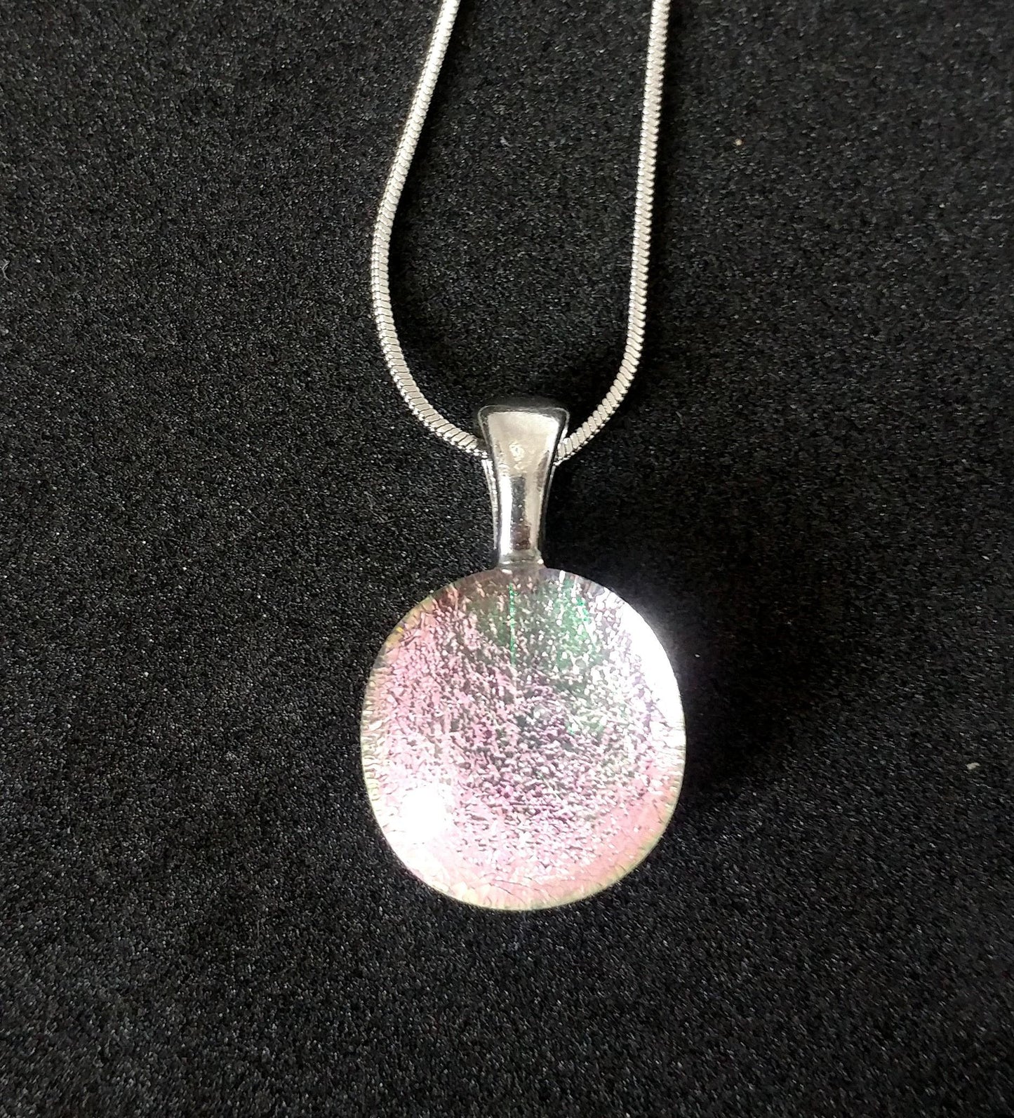 Mini pendentif, transparent et rose pâle, verre fusion - Bijoux Le fil d'Ariane