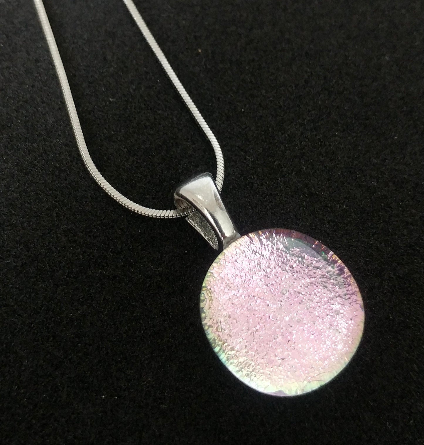 Mini pendentif, transparent et rose pâle, verre fusion - Bijoux Le fil d'Ariane